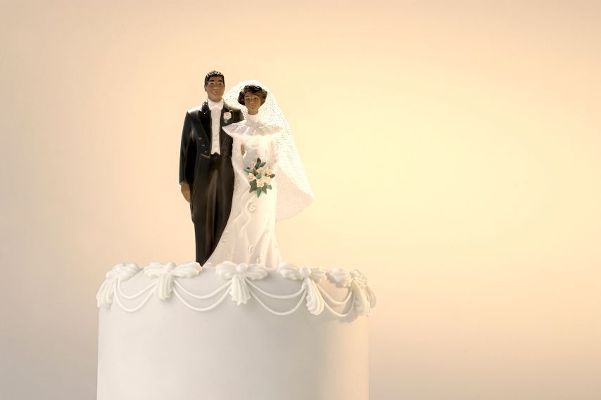 cake topper couple on wedding cake