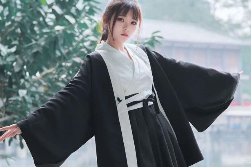 woman wearing black and white Japanese Haori