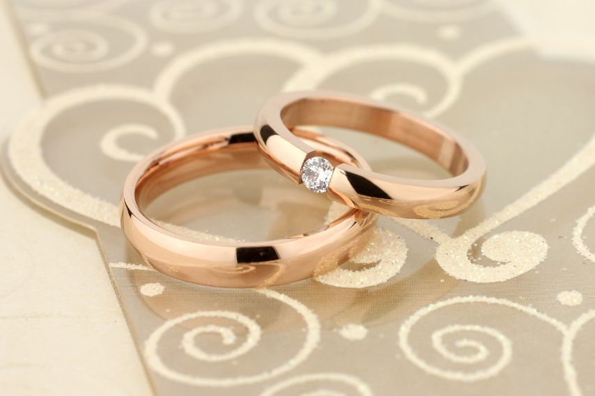 wedding bands with diamond gold background