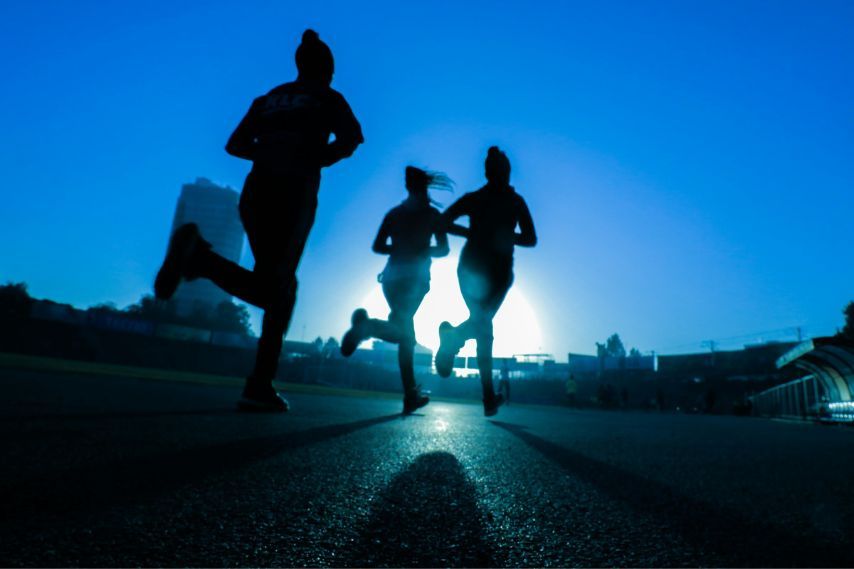 women running to stay healthy