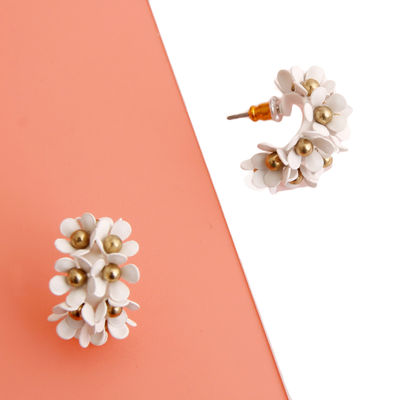 White Flower Hoop Earrings-thumnail